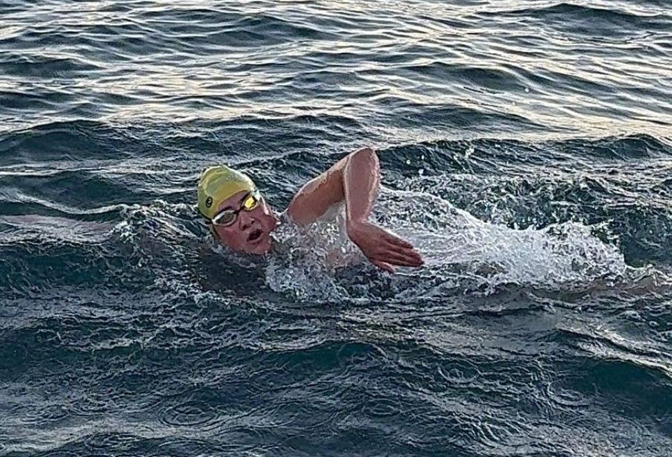 Yüzücü Aysu Türkoğlu, Yeni Zelanda'daki Cook Boğazı Geçişini 7 Saat 21 Dakikada Tamamladı