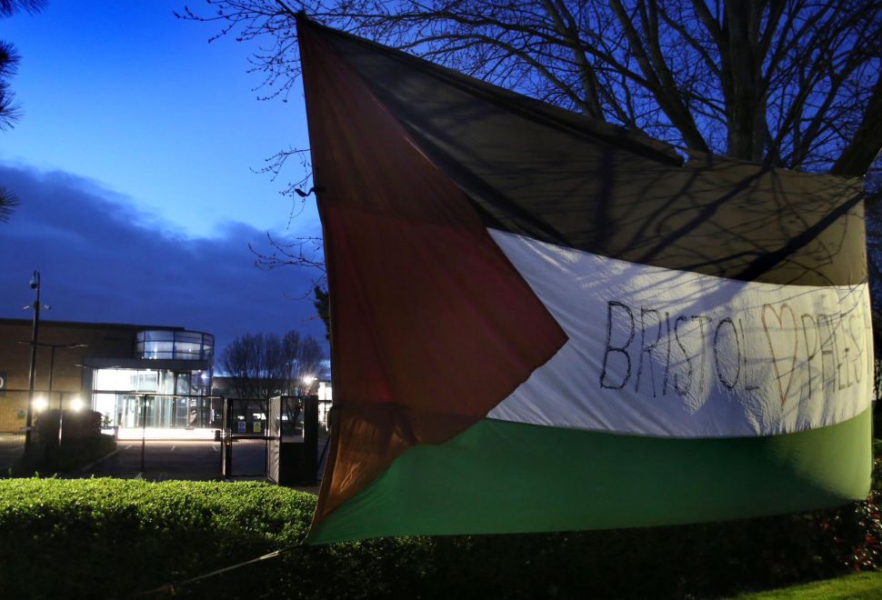 İngiltere'de Filistin Destekçisi Aktivistler İsrailli Silah Şirketi Önünde Çadır Kurdu