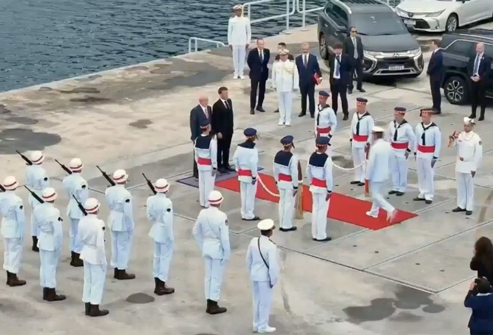 Fransa Cumhurbaşkanı Macron, Brezilya Ziyaretinde Itagua Deniz Üssü'ndeki Törene Katıldı