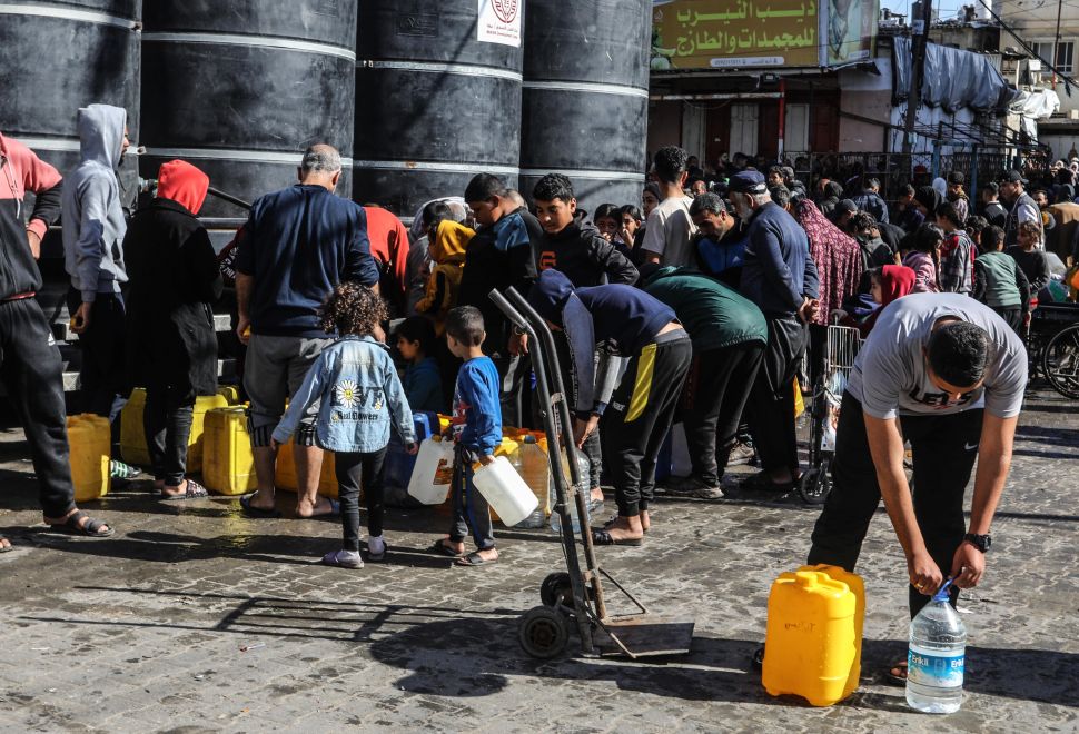 İsrail Saldırıları Altındaki Gazzeliler, Bir Yudum Su İçebilmek İçin Uzun Saatler Kuyrukta Bekliyor