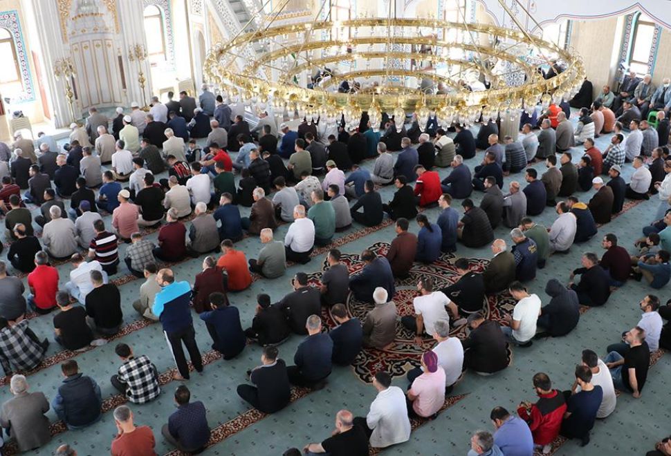 Camilerde Ramazan’ın Son Cuma Namazı Kılındı