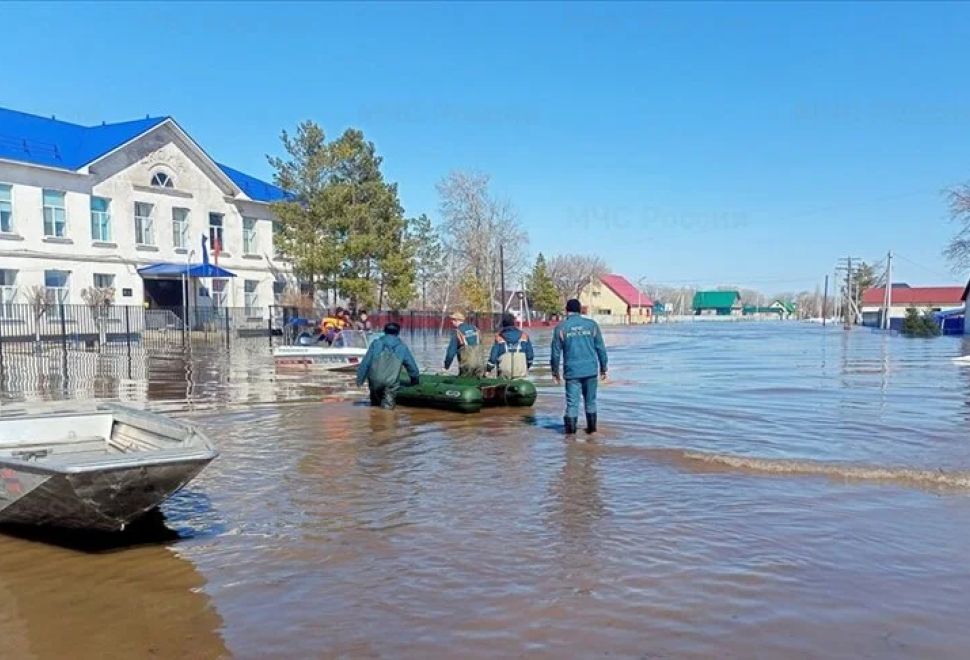 Rusya'da Ural Nehri'nde barajın patlaması sonucu yüzlerce ev su altında kaldı