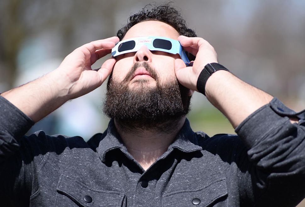 Güneş Tutulması Etkisi, ABD'de Göz Ağrılarındaki Ani Artışı, Arama Motoru Verileri Ortaya Çıkardı