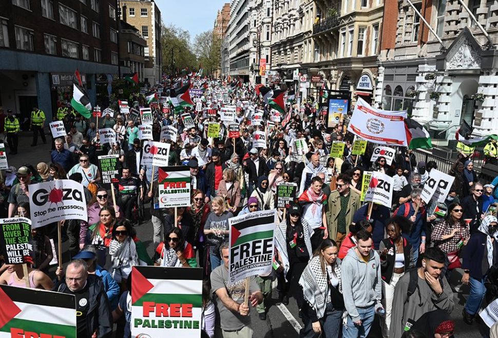 İngiltere'nin İsrail'e Silah Satışını Protesto Eden On Binlerce Kişi Londra'da Yürüdü