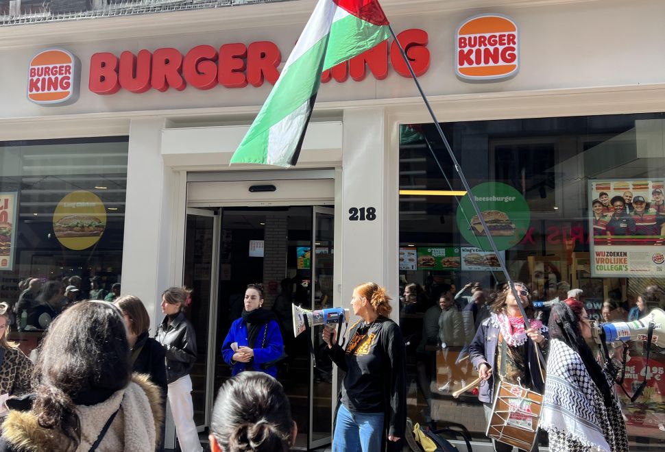 Hollanda'da Burger King Şubeleri Önünde Toplanan Gruplar İsrail'i Protesto Etti