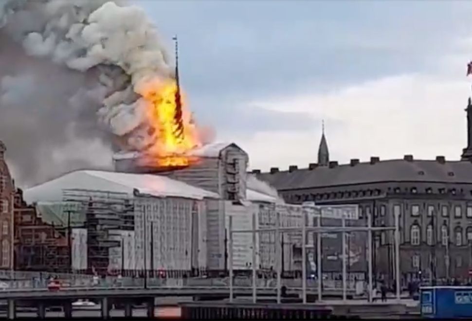 Danimarka'da 17. Yüzyıldan Kalma Tarihi Borsa Binasında Yangın Çıktı
