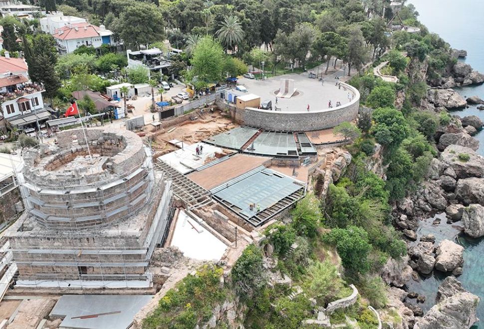Antalya'da Hıdırlık Kulesi Kazılarında Sütunlu Yapı Gün Yüzüne Çıkarıldı