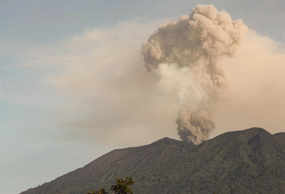 Endonezya'daki Yanardağ Patlaması Nedeniyle Manado Kentindeki Havalimanı Geçici Kapatıldı