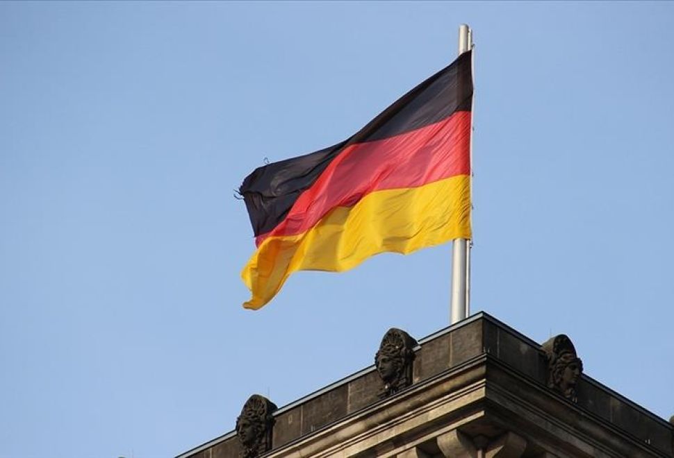Almanya’da Yasak Slogan Kullanmakla Suçlanan Siyasetçinin Yargılanması Başladı