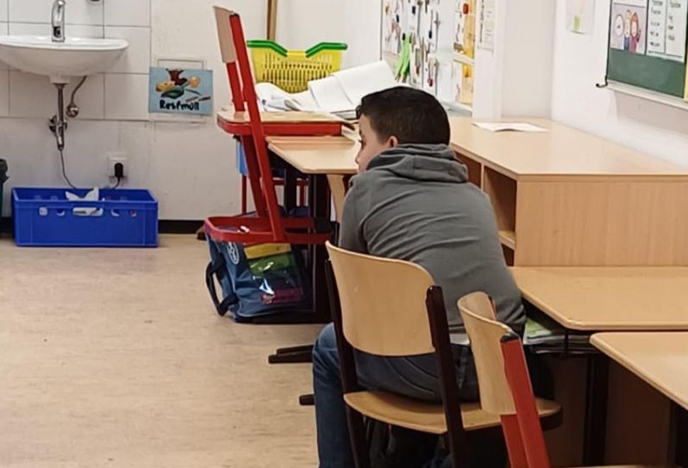 Almanya’da Öğrencisine Sınıfta Aylarca Ters Oturma Cezası Veren Öğretmen Mahkemeye Verildi