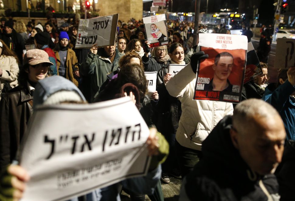 İsrailli Esirlerin Yakınları Netanyahu'nun Konutu Önünde Protesto Gösterisi Düzenledi
