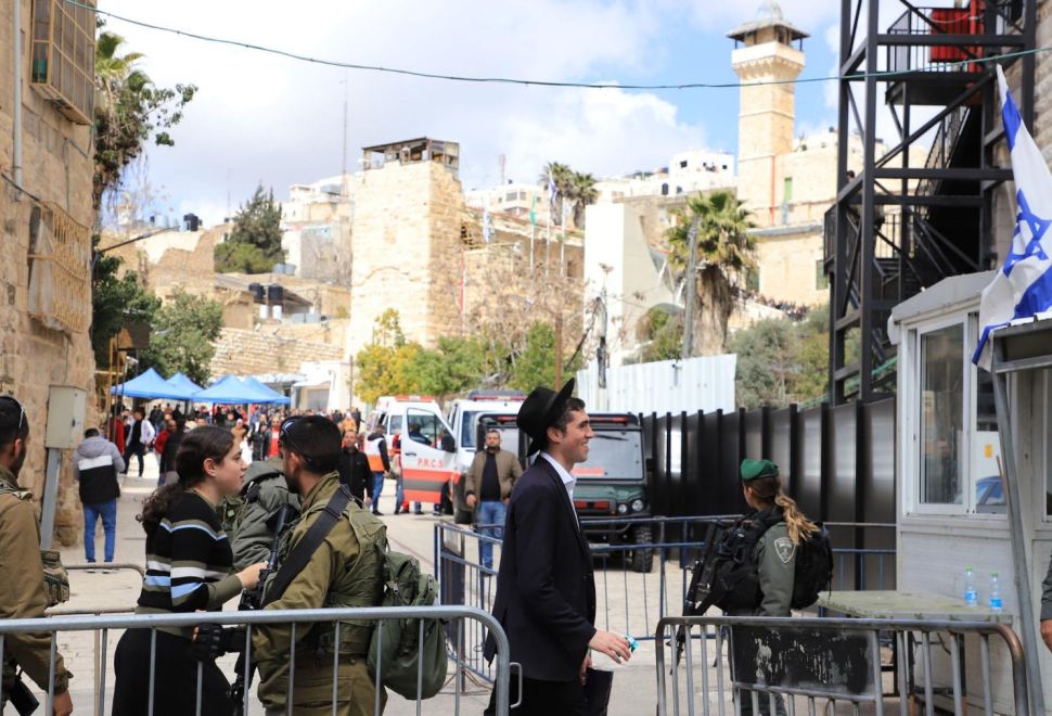 Yasa Dışı Yahudi Yerleşimciler Baskın Yaptıkları El Halil'deki İbrahim Camisi'nde Ayin Yaptı