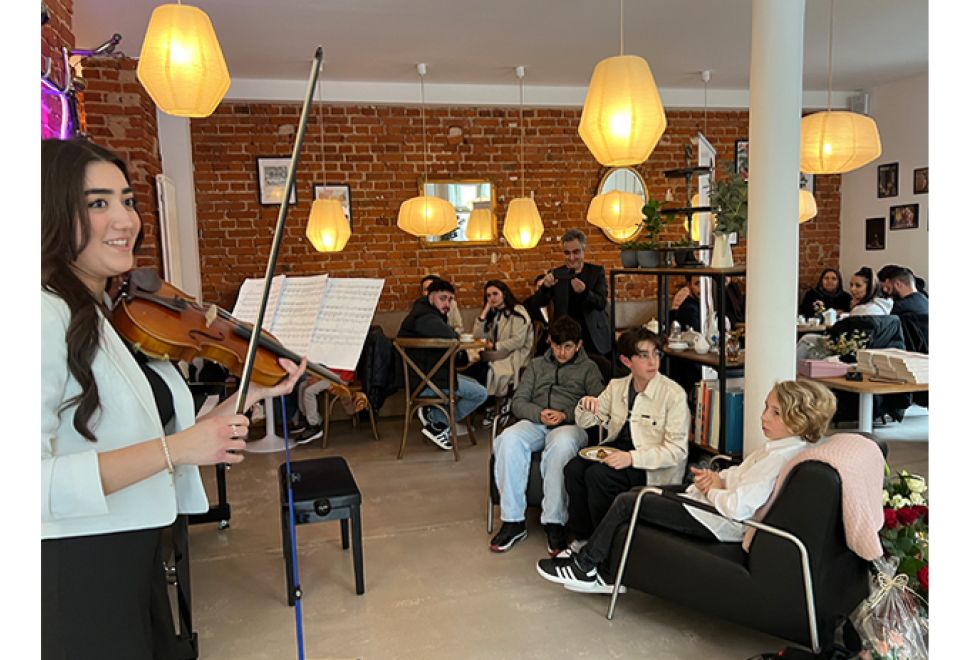 Önce Kitabını Tanıttı Sonra Kemanı ile Konser Verdi