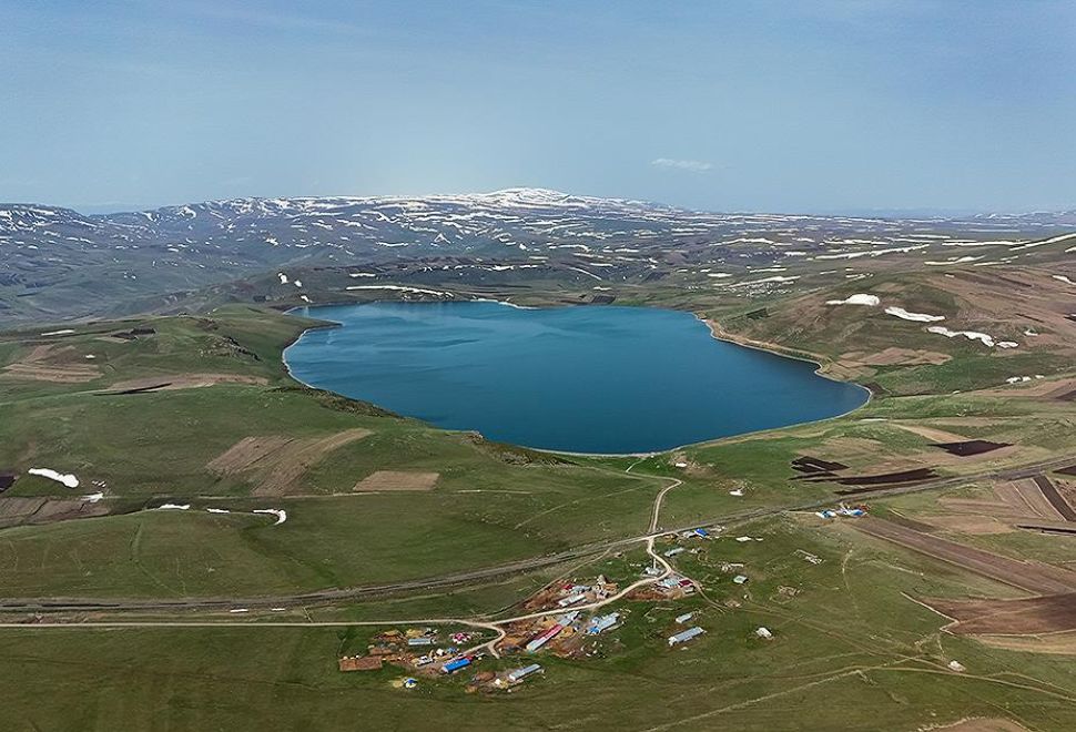 Kars'ta 2 Bin 300 Rakımdaki Aygır Gölü'nde Buzlar Çözüldü