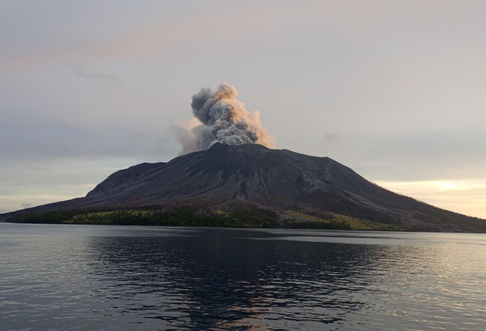 Endonezya'daki Yanardağ Patlaması Nedeniyle Manado'daki Havalimanı Geçici Kapatıldı