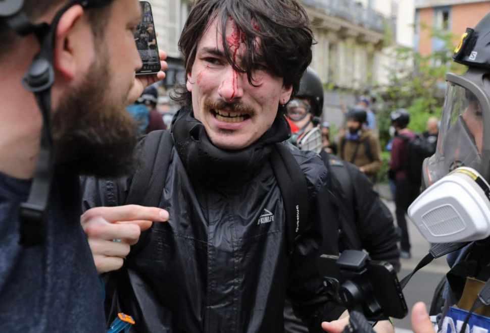 Paris'te 1 Mayıs Gösterisinde Polis Eylemcilere Copla Müdahale Etti