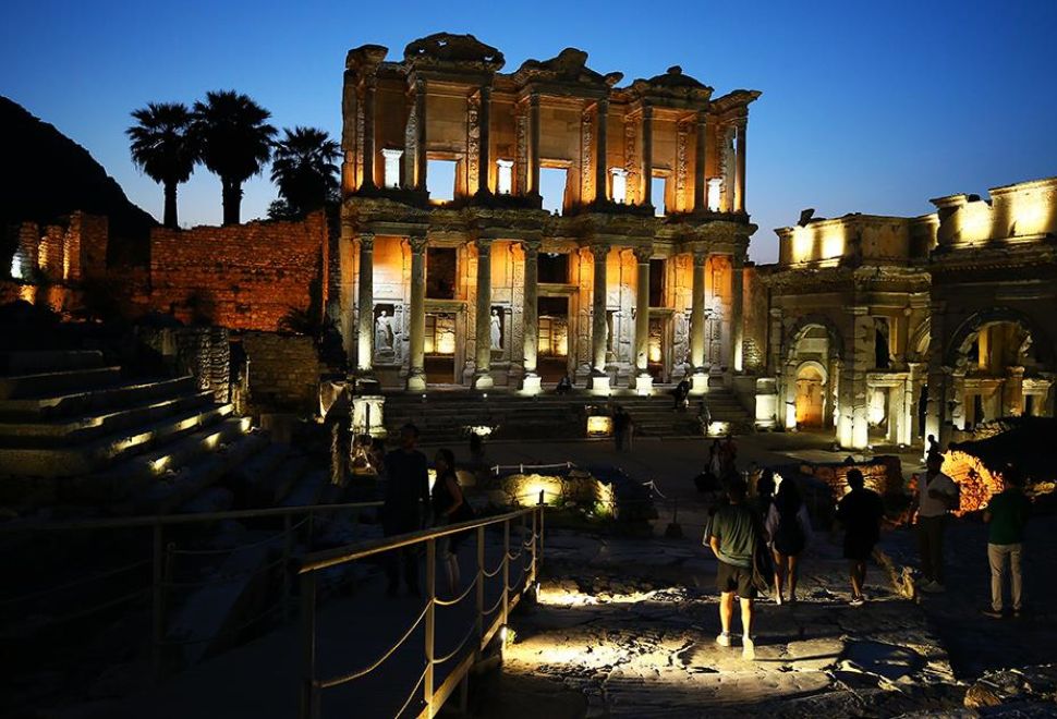 Efes Antik Kenti'nde Yıldızlar Altında Tarih Yolculuğu Başladı