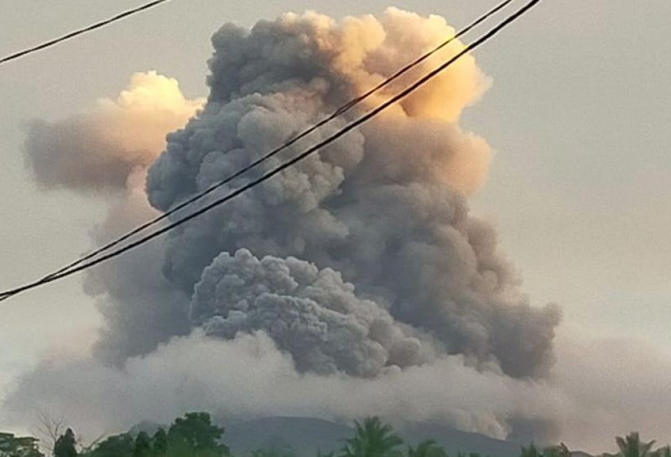 Endonezya'da Yanardağ Patlamasından Etkilenen Aileler Güvenli Bölgelere Nakledilecek