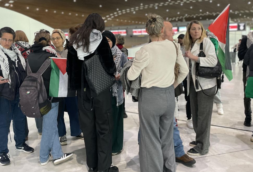 Fransa'ya Girişine İzin Verilmeyen Filistinli Cerrah Londra'ya Döndü