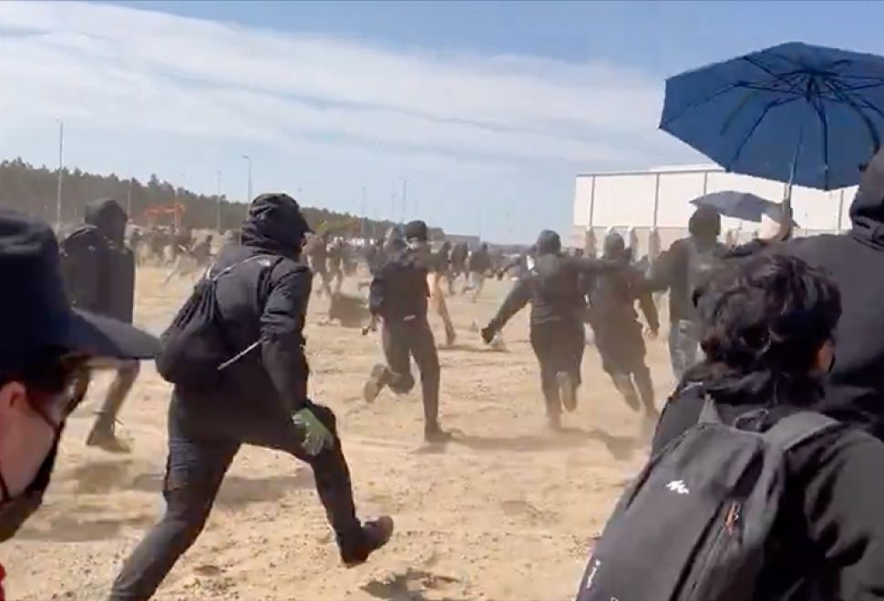 TESLA Fabrikası Protestocular Tarafından İşgal Edildi