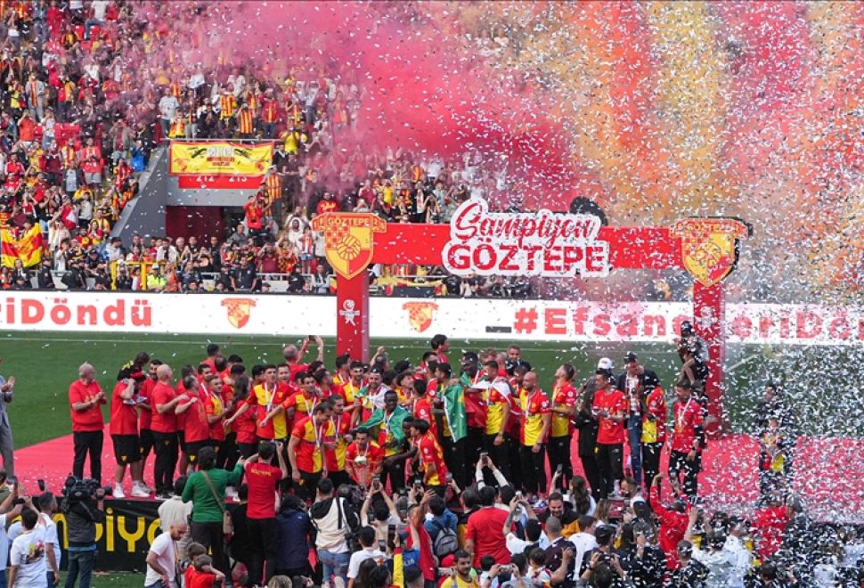 Göztepe, Kupasını Alarak Süper Lig'e Dönüşünü Kutladı