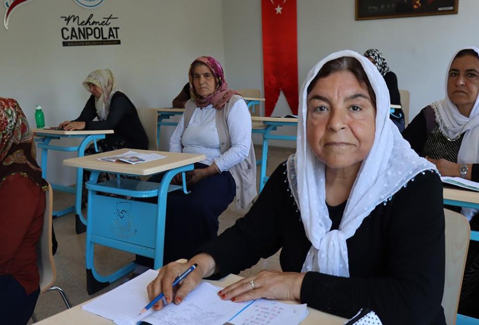 Hollanda'dan Gelen Hatice Başak, 69 Yaşında Okumayı ve Yazmayı Öğrendi