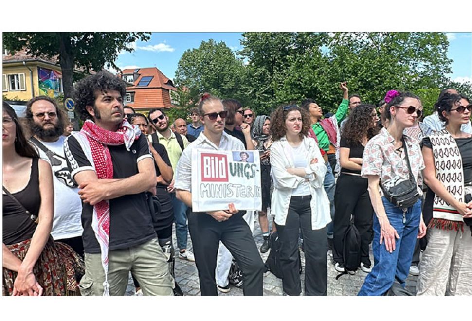 Berlin'de Öğrenciler Filistin Destekçilerini Protesto Etti