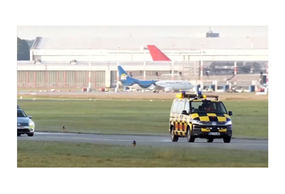 Aktivistler Pistlere Yapıştı, Uçuşlar İki Saat Gecikti