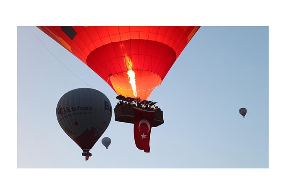 Kapadokya'da Gökyüzü Türk Bayraklarıyla Doldu
