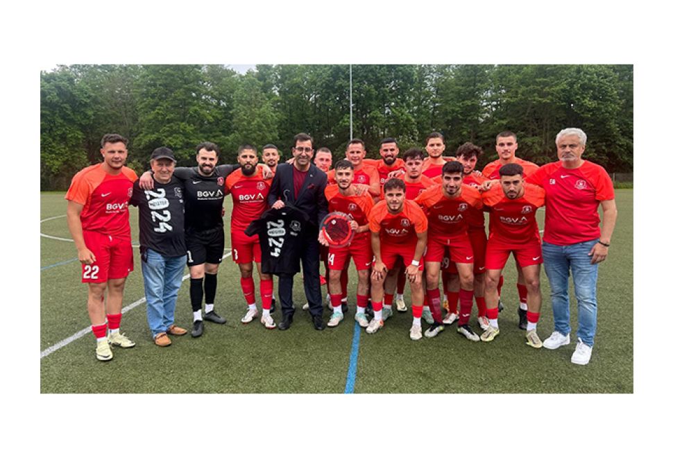 Başkonsolos Sezgin, Türkspor Mosbach'a Şampiyonluk Plaketini Takdim Etti