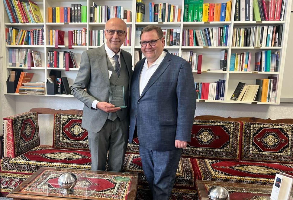 Krefeld belediyesinden DİTİB Yunus Emre Camii kütüphanesine destek