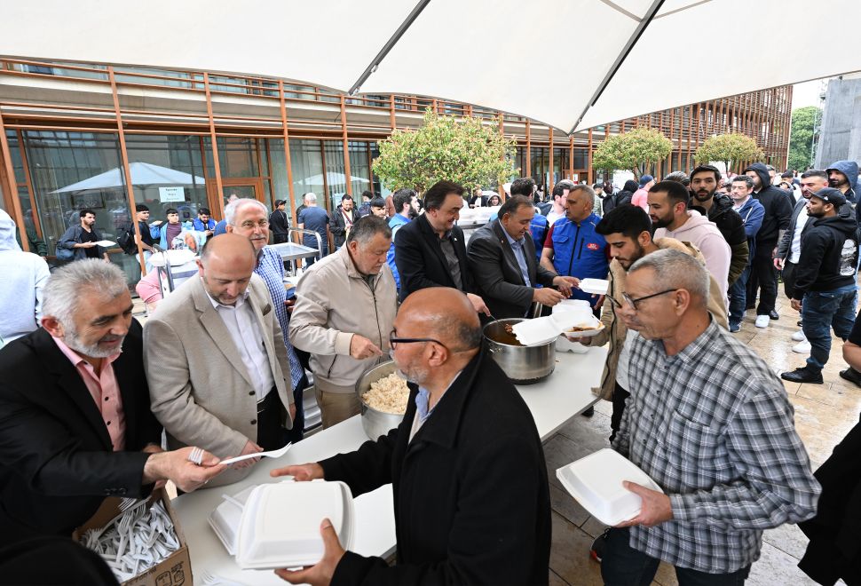 Köln DİTİB Merkez Camii'nde Cuma namazı sonrası kavurma ikramı yapıldı