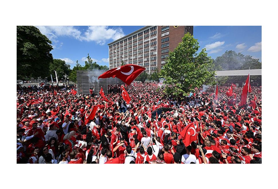 Binlerce Türk Taraftarından Coşkulu Yürüyüş