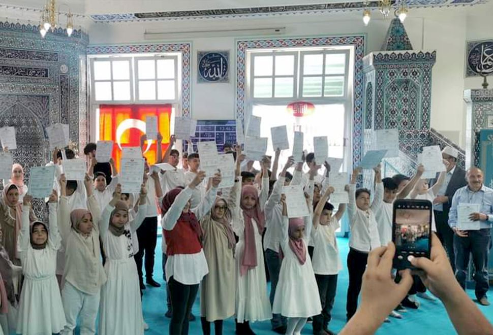 DİTİB camilerinde öğrencilerin karne sevinci