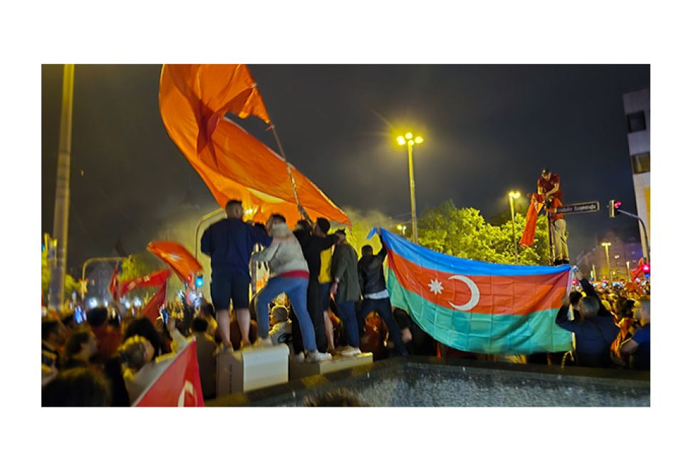 Türk Bayrakları Plarrer Meydanı’nda Dalgalandı