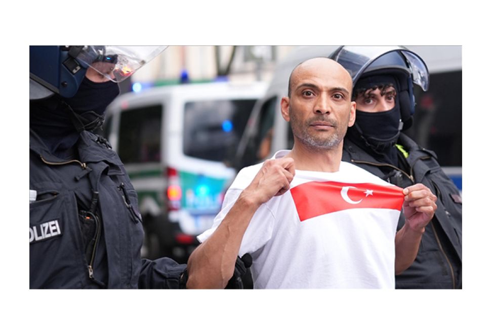 Berlin'de Hollanda-Türkiye Maçı Öncesi Gözaltılar
