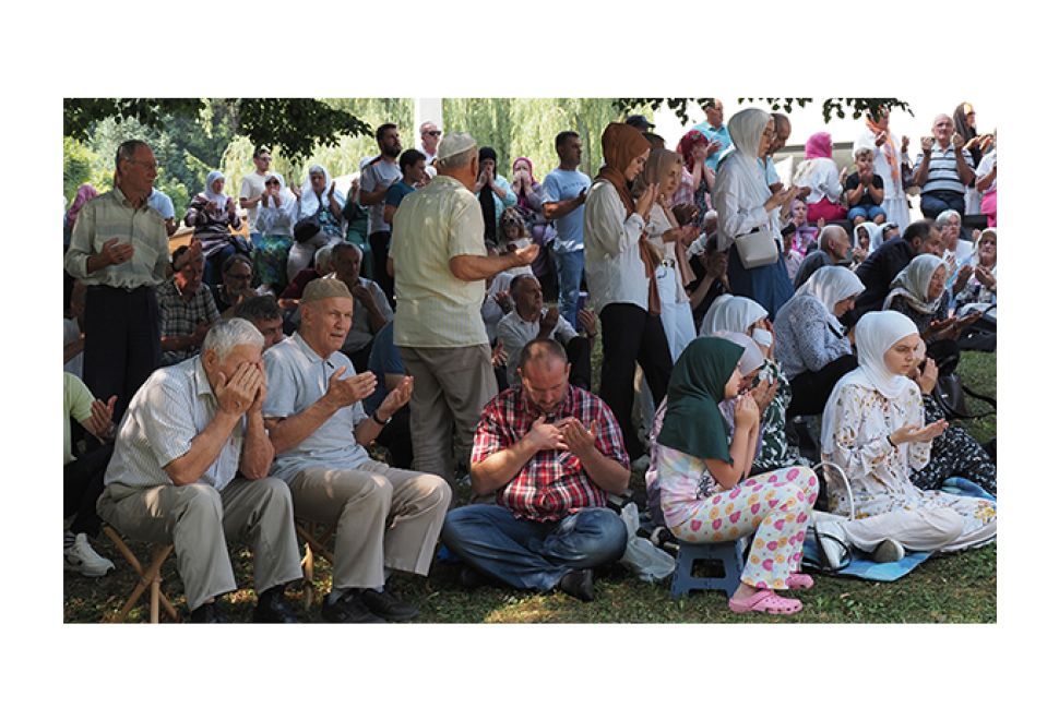 Srebrenitsa'da Toprağa Verilecek 14 Kurbanın Cenazeleri Saraybosna'dan Uğurlandı