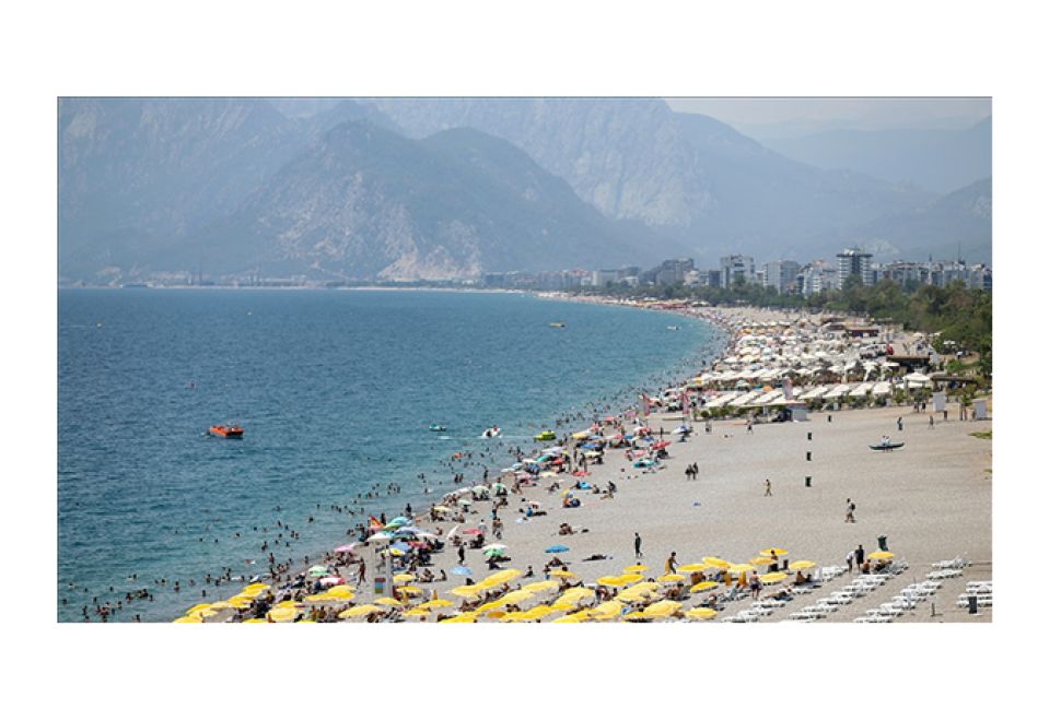 Antalya'da Sıcak Hava ve Nemden Bunalanlar Sahillere Akın Etti