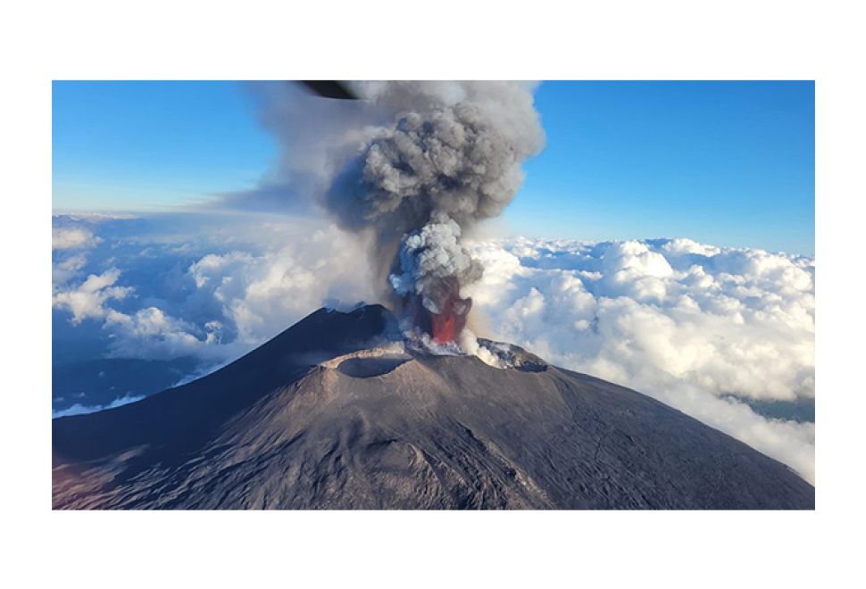 Etna Yanardağı Sicilya'da Yeniden Faaliyete Geçti