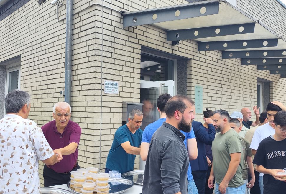 Lünen'de Aşure Dağıtıldı