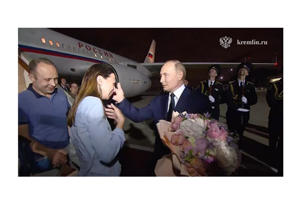 Putin, Takas Edilen Kişileri Karşıladı