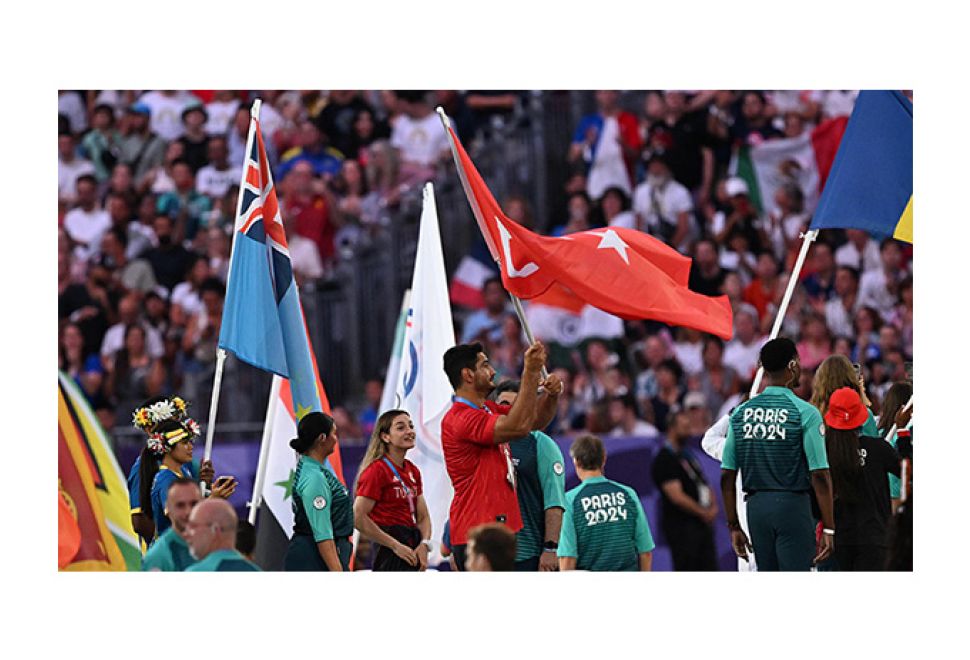 Paris 2024 Kapanış Töreninde Türk Bayrağını Gururla Taşıdılar