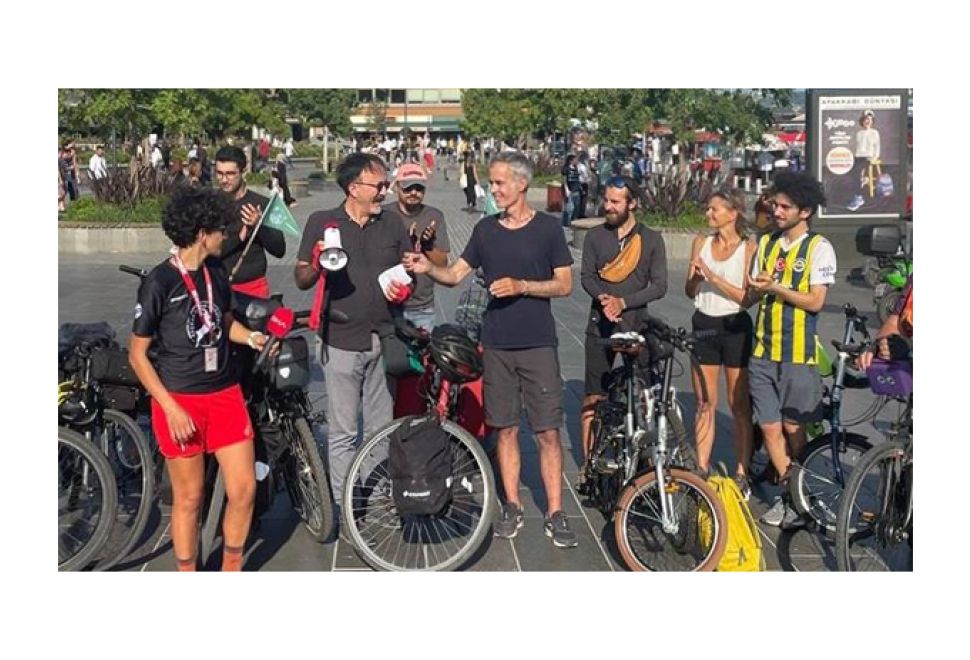 Paris'ten Bakü'ye Bisikletle Küresel Isınmaya Dikkat Çekiyorlar