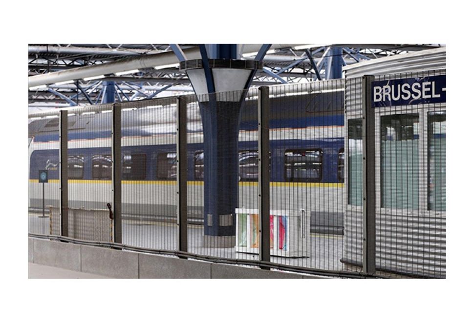 Fransa'nın TGV Hızlı Treni Belçika'da Traktöre Çarptı