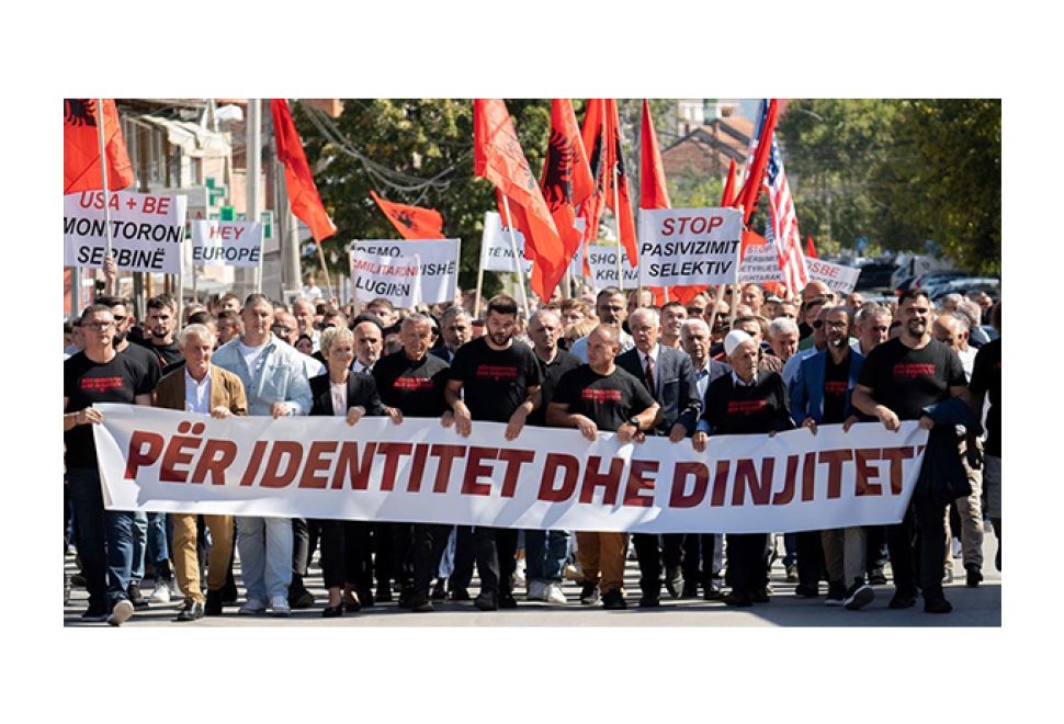 Sırbistan'da Arnavutlardan 'Kimlik ve Onur' Gösterisi