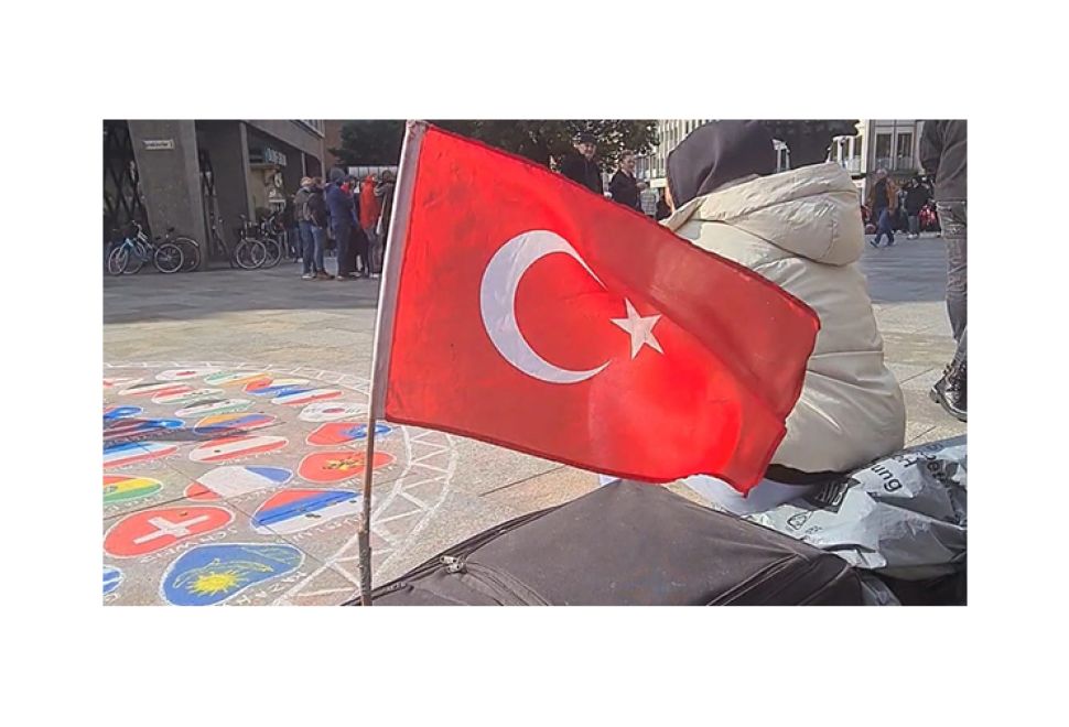 Sokak Sanatçılarından  Bayrağımıza Büyük Saygı 