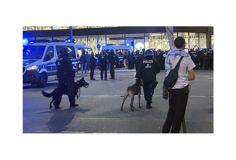 Berlin'de Filistin'e Destek Yürüyüşünde Polis Köpekli Müdahale