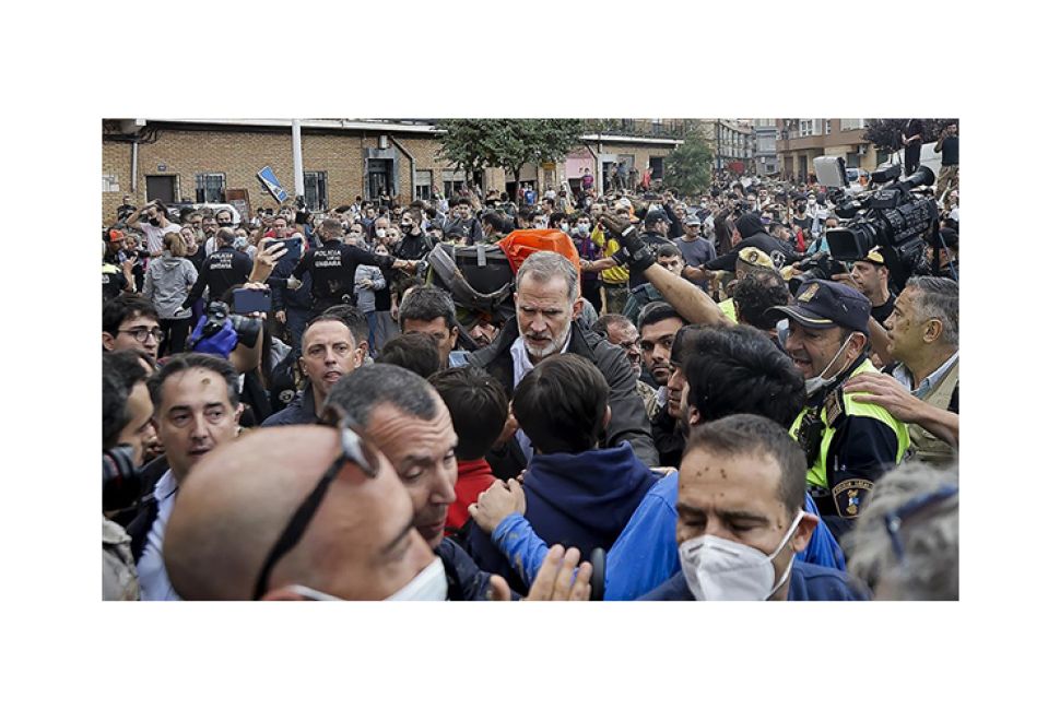 Valensiya’daki Sel Felaketinde Kral 6. Felipe ve Başbakan Sanchez’e Protesto