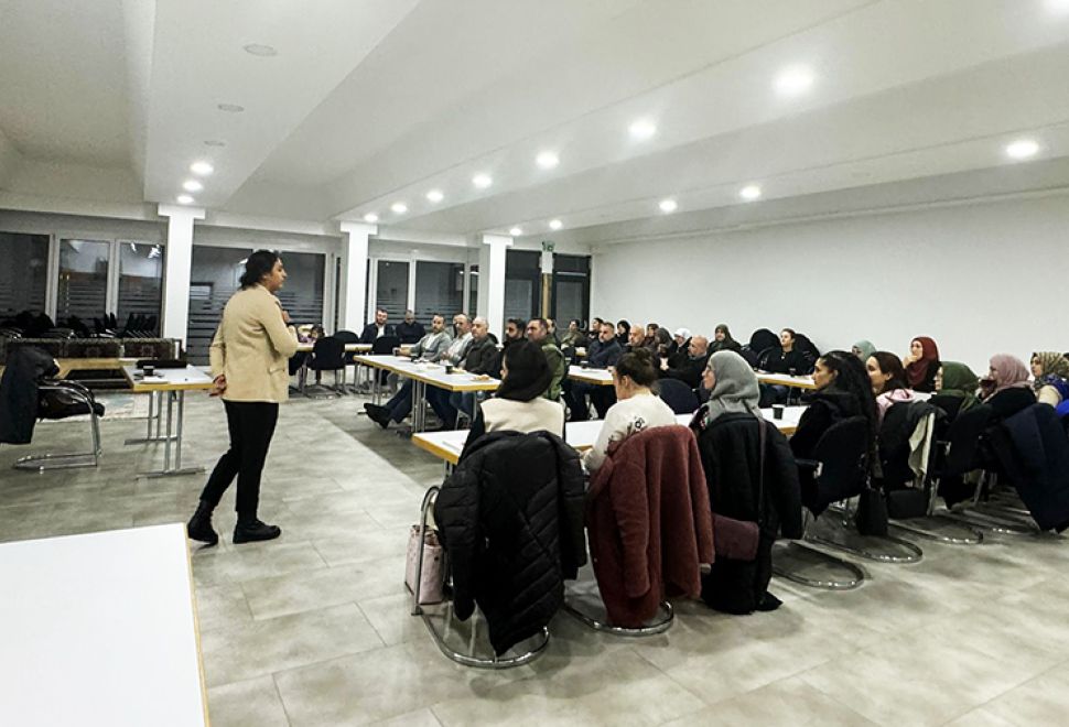 Aile İçi İletişim ve Çatışma Çözme Becerileri Semineri Schwäbisch Gmünd'de Gerçekleşti