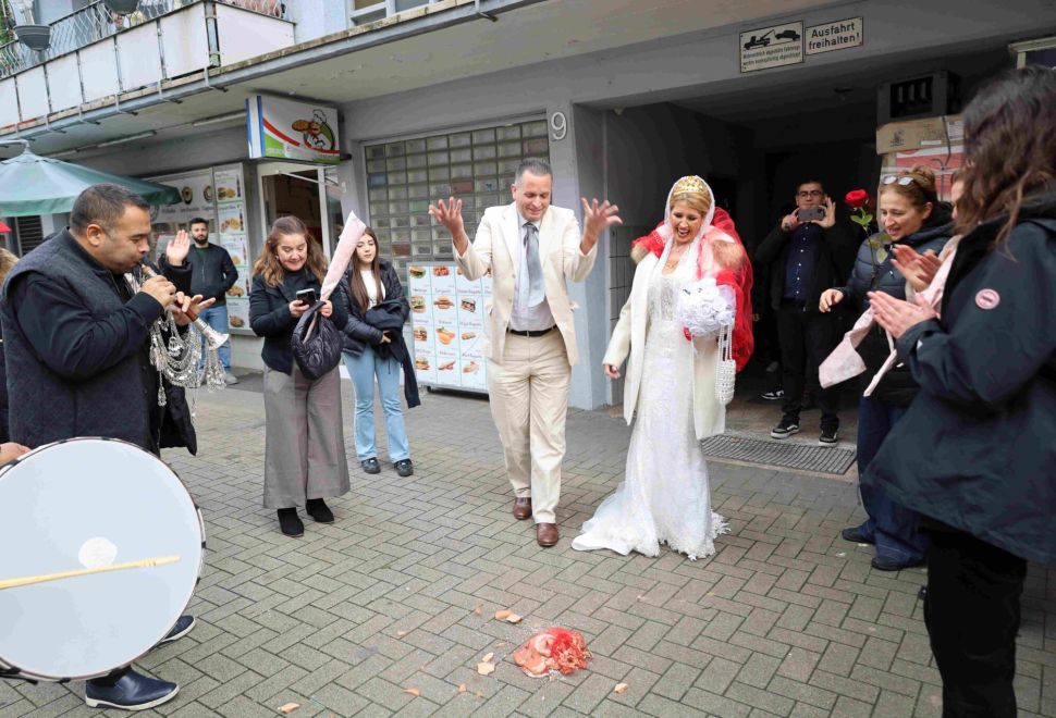 Frank Schneider evden gelin çıkarma adetini yerine getirdi
